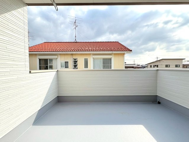 ダイマルタウン　岐阜市高田４丁目第２　全２区画分譲のバルコニー|バルコニーは南向きで洗濯物もよく乾きます！強度と表面積硬度を持つFPRで防水しています。