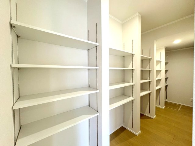 ダイマルタウン　岐阜市高田４丁目第２　全２区画分譲の収納|キッチン横のパントリー。ストックもたっぷり収納できます！