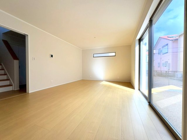 ダイマルタウン　岐阜市高田４丁目第２　全２区画分譲の居間・リビング|シンプルで温かみのあるナチュラルテイストのリビングダイニング。広々設計でゆとりのある空間です。