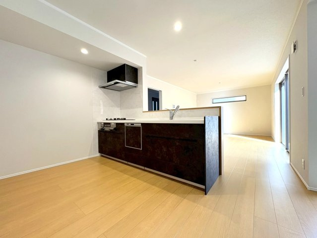 ダイマルタウン　岐阜市高田４丁目第２　全２区画分譲の居間・リビング|シンプルで温かみのあるナチュラルテイストのリビングダイニング。広々設計でゆとりのある空間です。