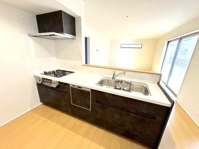 ダイマルタウン　岐阜市高田４丁目第２　全２区画分譲のキッチン|家事の時間短縮・節水にもなる食器洗い乾燥機付き。浄水器付き水栓で、いつでもきれいな水が使えます。　　