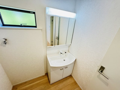 【独立洗面台】 | 柏市花野井新築戸建（花野井第10） | シャワーヘッド付き三面鏡洗面化粧台