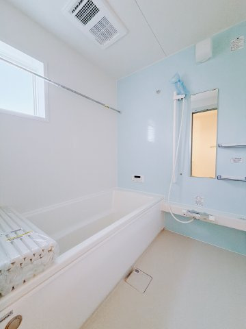 【新築戸建】高崎石原24-1期の浴室|■浴室｜デザイン性に優れた浴室♪1日の疲れを癒す、ゆったりとしたバスタイムをぜひお過ごしください(*＾＾*)大きな窓付きで嬉しい♪