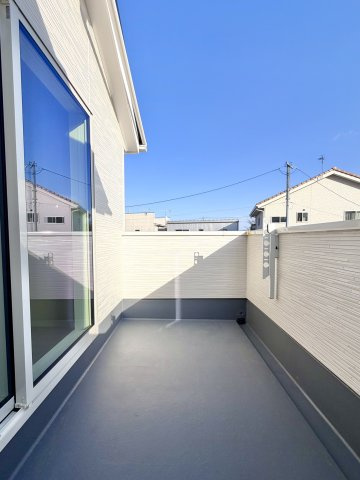 【新築戸建】高崎石原24-1期のバルコニー|■バルコニー｜お布団がたくさん干せますね♪バルコニーから入る日差しは暖かく、爽快な朝の目覚めを促してくれます♪洗濯物やお布団を干して太陽の香りを吸い込んだお布団で夜はおやすみください。