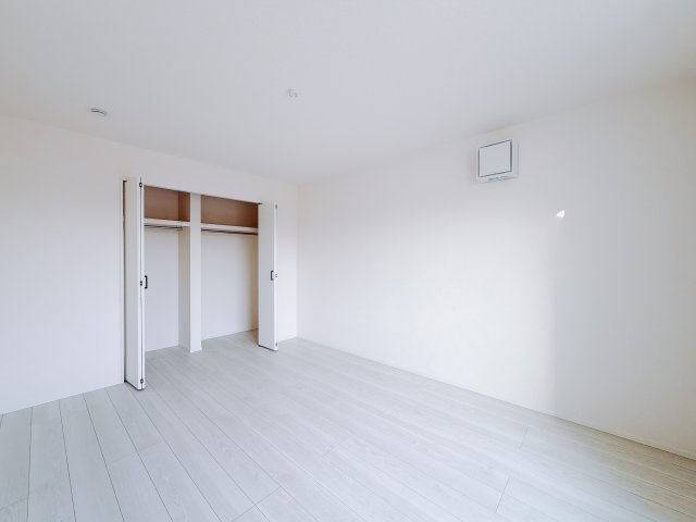 【新築戸建】高崎石原24-1期の寝室|■主寝室｜広い寝室ならインテリアも自由自在にお楽しみいただけます♪お外から帰ってきた後は寝室でゆっくり自分の時間をお過ごしください。