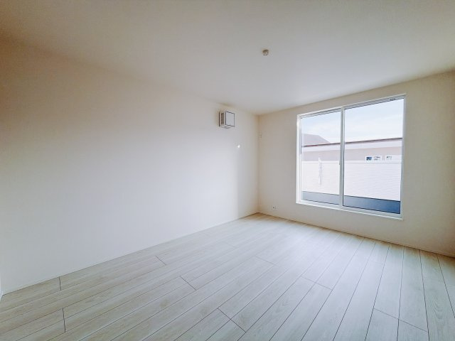 【新築戸建】高崎石原24-1期の寝室|■主寝室｜ダブルベッドを置いても充分な広さを2Ｆのお部屋に設けております。お子様と家族みんなで寝るのも夢じゃありません♪窓からは光が差し込むので日中でも明るいお部屋です。