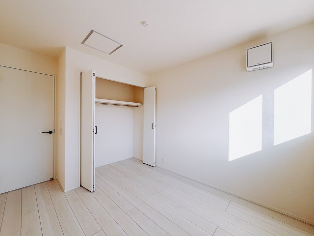 【新築戸建】高崎石原24-1期の洋室|■2階洋室｜ナチュラルカラーの床です。模様替えなどとても楽しく工夫できます♪陽当たり、風通しもとても良いので毎日快適な生活スタートです！子供部屋にも良いですね♪