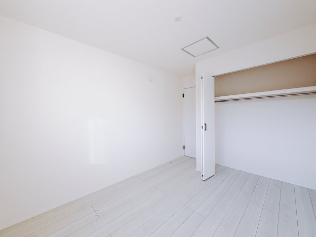 【新築戸建】高崎石原24-1期の洋室|■2階洋室｜2階各居室には収納をご用意しています♪常にお部屋を綺麗に保てます！小さなお子様も自然とお片付けができるようになるのでうれしいですよね！