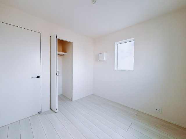 【新築戸建】高崎石原24-1期の洋室|■2階洋室｜お子様の一人部屋にピッタリな洋室。木のぬくもりを感じるフローリングは、天然木の味わいが時とともに深みを増していきます。また、傷にも強く、フリーワックスでお手入れもラクラクです♪