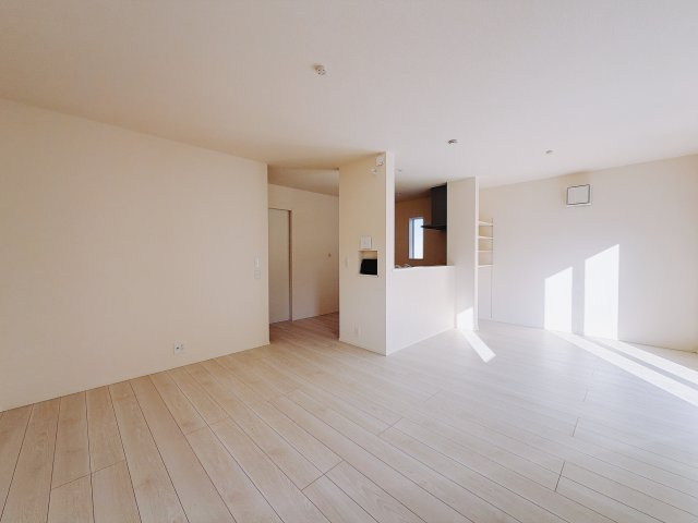 【新築戸建】高崎石原24-1期の居間・リビング|■リビング｜陽当たり良好のリビングダイニング♪賃貸では叶わなかった、お友達とのホームパーティや大音量で映画やテレビを楽しむことができます(*^^*)