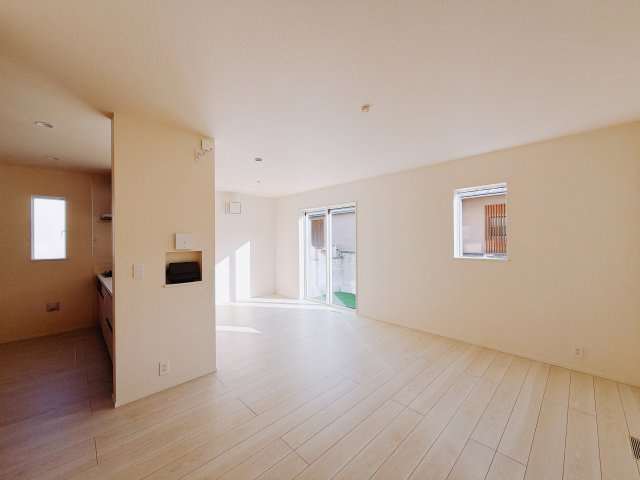 【新築戸建】高崎石原24-1期の居間・リビング|■リビング｜落ち着きのある表情を見せるリビングダイニング。太陽の光がたっぷり差し込むリビングは、自然とご家族が集まる居心地の良い空間です。