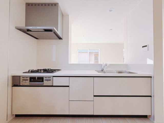 【新築戸建】高崎石原24-1期のキッチン|■キッチン｜ワークトップの幅が広く、お子様といっしょにお料理をつくったり、ちょっとしたパーティーも楽しめます。フラットなのでお掃除がしやすいのもポイントです♪