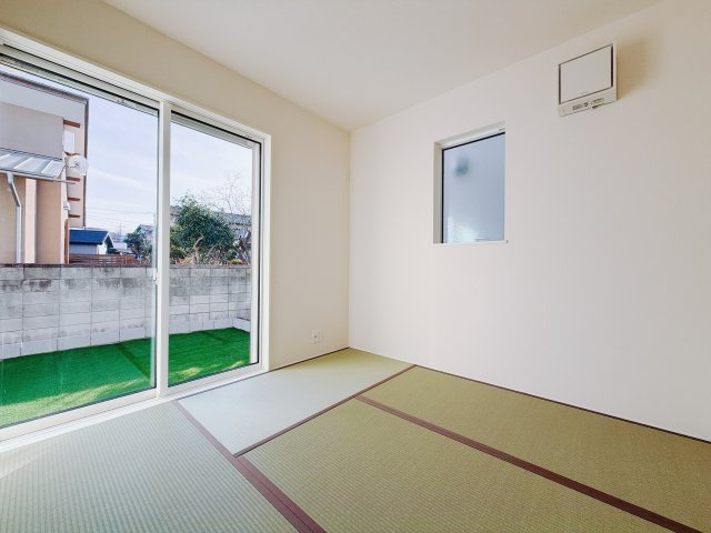 【新築戸建】高崎石原24-1期の和室|■1階和室｜意外と場所をとるアイロンがけや、お洗濯物を畳むときにも広々と使うことができ、ちょっと一休みしたいとき、すぐに横になれるのも魅力です♪