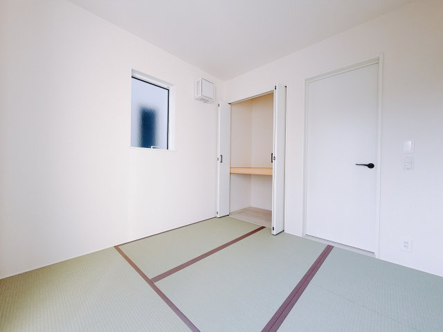 【新築戸建】高崎石原24-1期の和室|■1階和室｜和室でしか味わえない畳ならではの香りや素材で和のやすらぎを感じてください♪休日はお子様とお昼寝するのにも最適です！