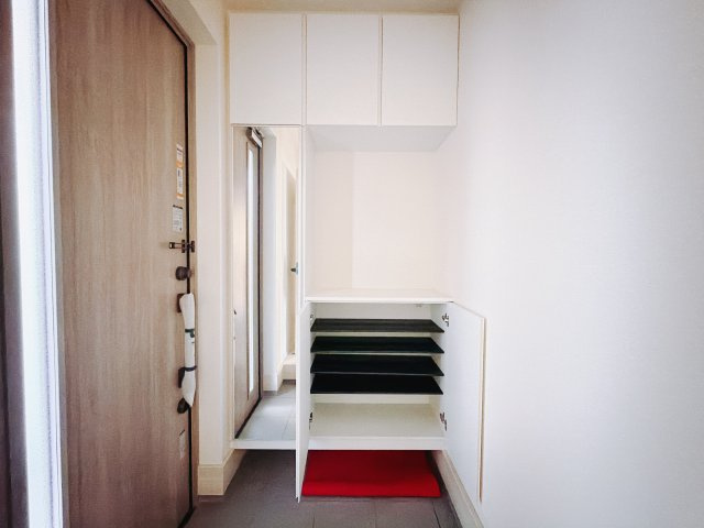 【新築戸建】高崎石原24-1期の玄関|■玄関｜「玄関から、我が家を心地よく。自然の風や光を感じられる気持ちのいい玄関へ。」永く居心地のいい暮らしを演出する快適性能と安心を両立させたドアを採用しました