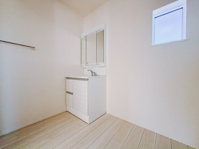 【新築戸建】高崎石原24-1期の独立洗面台|■洗面室｜ゆとりのある洗面脱衣室ではお子様と並んで歯磨きもできるので一緒に成長を楽しめます♪ひろびろとした洗面室で、朝の準備も楽しくなります☆.*