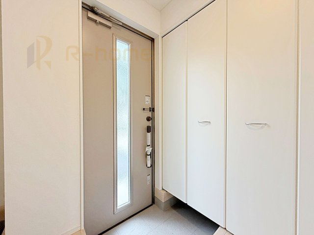 守谷市御所ケ丘第4　新築戸建て　1号棟の玄関|玄関には便利なシューズインクローゼットを設置。アウトドア用品やベビーカーなどの収納に役立ちますね♪