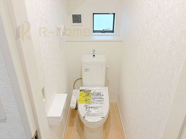 守谷市御所ケ丘第4　新築戸建て　1号棟のトイレ|温水洗浄便座付きのトイレ。
トイレが２ヵ所設置で朝の忙しい時間でも安心です。