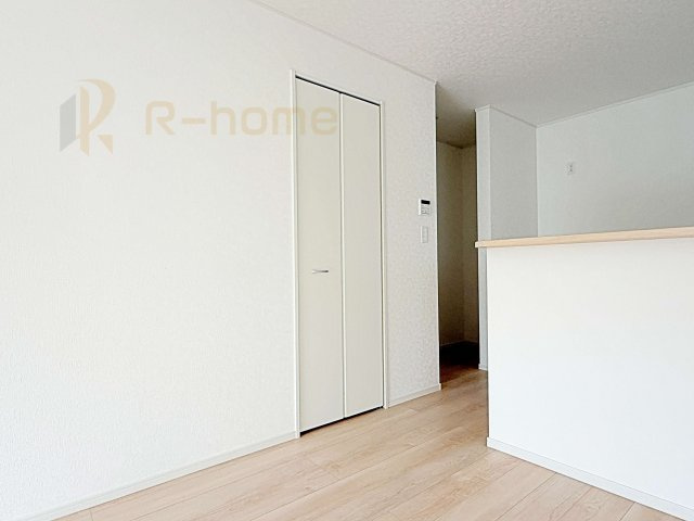 守谷市御所ケ丘第4　新築戸建て　1号棟の収納|掃除道具などの収納に便利なリビングクローゼット♪
■共有スペースの収納はあると便利です！