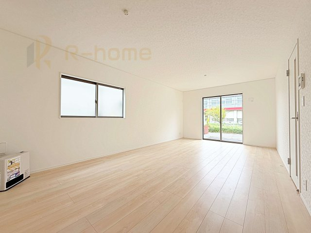 守谷市御所ケ丘第4　新築戸建て　1号棟の居間・リビング|開放感のあるリビングには収納スペースもあり、ゆったりした空間を保てます♪