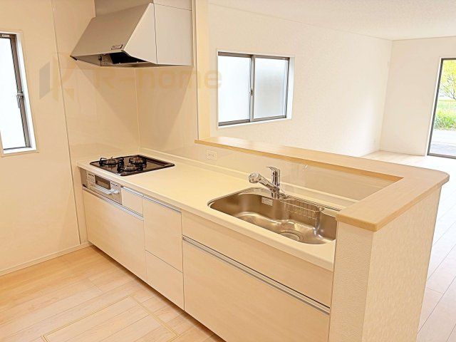 守谷市御所ケ丘第4　新築戸建て　1号棟のキッチン|料理をしながら家族とコミュニケーションが取れる対面式システムキッチン。