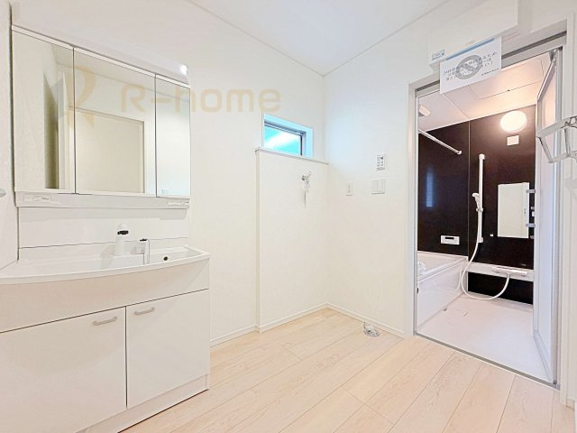 守谷市御所ケ丘第4　新築戸建て　1号棟の洗面所|清潔感溢れる洗面台は嬉しい三面鏡付き。洗剤や歯ブラシなどもすっきり収納できます♪