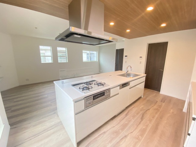 【その他】 | 川崎1区画 | 施工例：タカラスタンダードのホーローキッチン、食洗機・蛇口一体型浄水器付き
吊戸棚も付いて収納力がございます