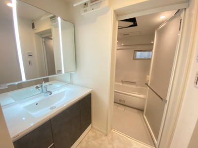 【その他】 | 川崎1区画 | 施工例：Panasonicの3面鏡化粧台でミラー裏はたっぷり収納できます
LED照明を採用、シャワー水栓付き