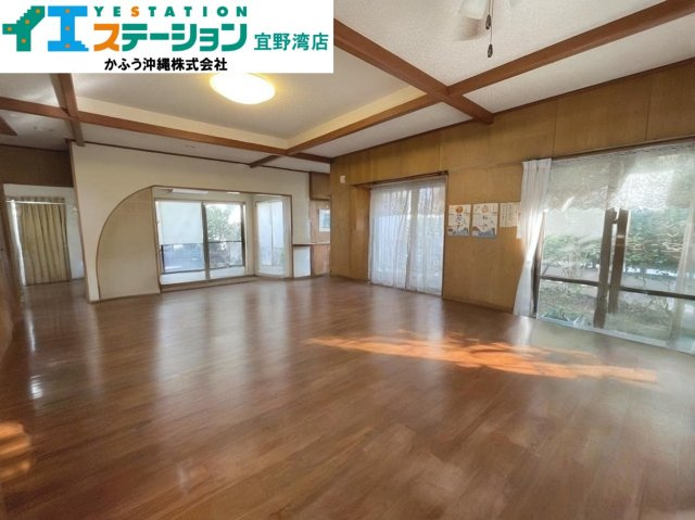 宇地泊2丁目　戸建ての居間・リビング|※画像はAI処理により家具を消去しています。