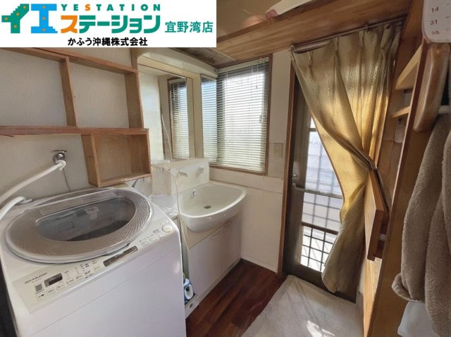 宇地泊2丁目　戸建ての独立洗面台|※画像はAI処理により家具を消去しています。