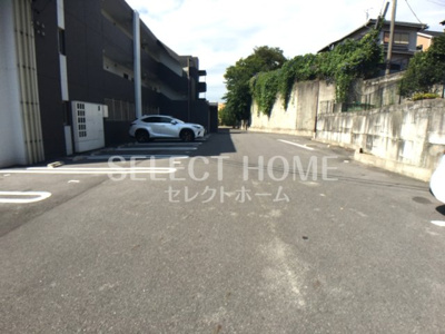【駐車場】 | オイコス小呂 | 同型タイプ車をお持ちの方に嬉しい駐車場付きの物件です