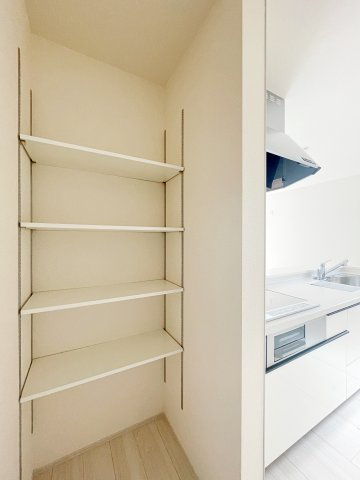 新築戸建・新築建売　福島市方木田字上原【長期優良住宅】吉井田小・福島一中の収納|キッチン隣には調味料などの普段使いの多いものなど収納できる収納スペース！