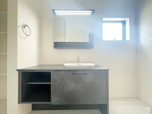 新築戸建・新築建売　福島市方木田字上原【長期優良住宅】吉井田小・福島一中の独立洗面台|換気しやすい小窓付きで明るく清潔感のあるホワイト基調のランドリースペースです♪