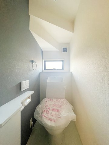 新築戸建・新築建売　福島市方木田字上原【長期優良住宅】吉井田小・福島一中のトイレ|小窓付きで自然光が入る明るくて爽やかなトイレ空間です！