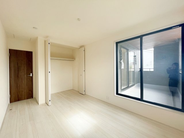 新築戸建・新築建売　福島市方木田字上原【長期優良住宅】吉井田小・福島一中の洋室|2面採光で明るい洋室です！ホワイト基調の爽やか空間からインナーバルコニーにも出られます♪