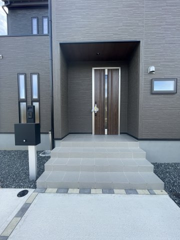 新築戸建・新築建売　福島市方木田字上原【長期優良住宅】吉井田小・福島一中の玄関|奥行きがあるので雨が降っても開閉に心配ありません！