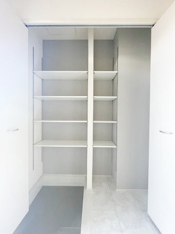 新築戸建・新築建売　福島市方木田字上原【長期優良住宅】吉井田小・福島一中の収納|可動棚付きなので物の大きさによって高さを変えられるので便利！