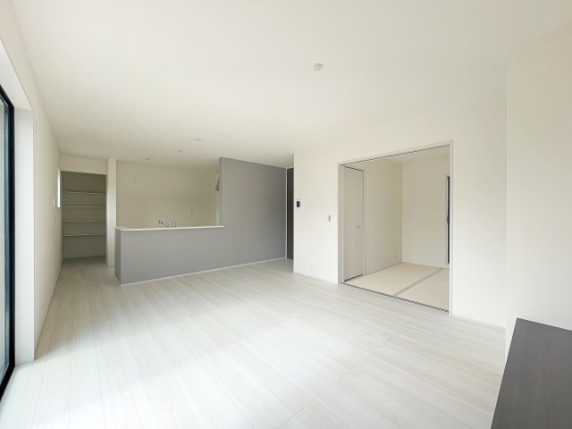 新築戸建・新築建売　福島市方木田字上原【長期優良住宅】吉井田小・福島一中の居間・リビング|ダイニングには大きな窓があり明るい陽射しが差し込む開放的で心地よい空間です！