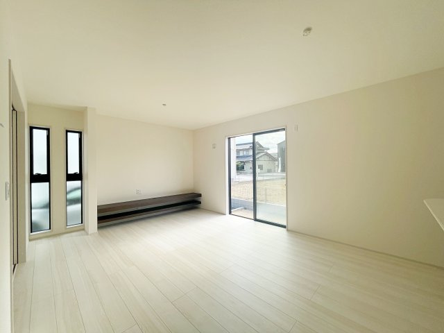 新築戸建・新築建売　福島市方木田字上原【長期優良住宅】吉井田小・福島一中の居間・リビング|白を基調とした内装は空間を広く見せナチュラルで洗練された印象を与えます♪