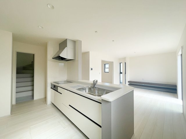 新築戸建・新築建売　福島市方木田字上原【長期優良住宅】吉井田小・福島一中のキッチン|明るいホワイトトーンの対面式キッチンで、料理中もリビングの様子が見えて安心です♪