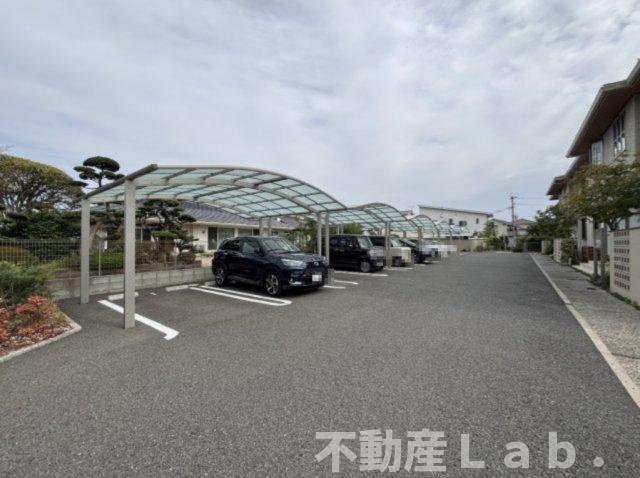 サンプレミアスの駐車場