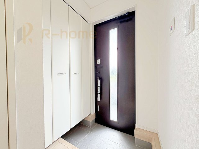 つくば市北中島第3　新築戸建て　1号棟の玄関|気持ちよくご家族やゲストを送迎できる穏やかな雰囲気の玄関♪大きな下駄箱で玄関廻りスッキリ♪