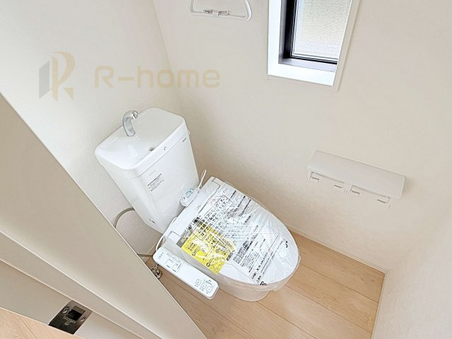 つくば市北中島第3　新築戸建て　1号棟のトイレ|温水洗浄便座付きのトイレ。
トイレが２ヵ所設置で朝の忙しい時間でも安心です。