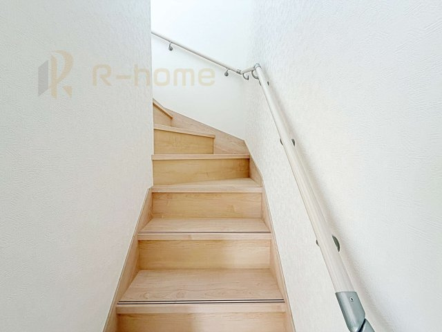 つくば市北中島第3　新築戸建て　1号棟の内装|手すりのついた階段！小さなお子様の利用も一安心です♪