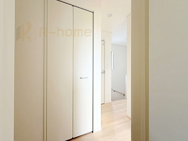 つくば市北中島第3　新築戸建て　1号棟の収納|掃除用具などの収納に便利なホール収納！