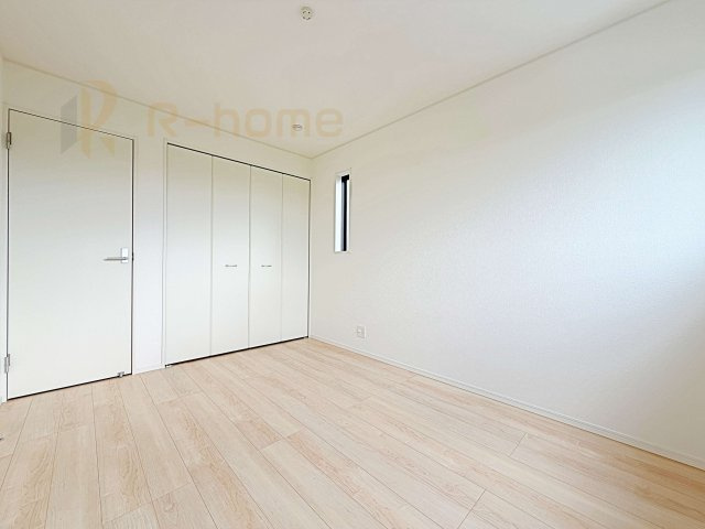 つくば市北中島第3　新築戸建て　1号棟|どんな部屋家具も合わせやすいシンプルな洋室！
たっぷりの日差しと心地よい風が舞い込む住まい♪