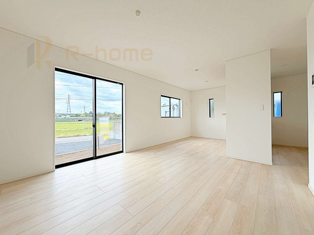 つくば市北中島第3　新築戸建て　1号棟の居間・リビング|リビングには開口部を可能な限り多く設けました。人が集まる場所なので開放感が必要な場所だと思います。