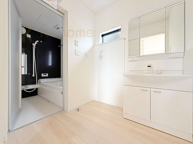 つくば市北中島第3　新築戸建て　1号棟の洗面所|清潔感溢れる洗面台は嬉しい三面鏡付き。洗剤や歯ブラシなどもすっきり収納できます♪