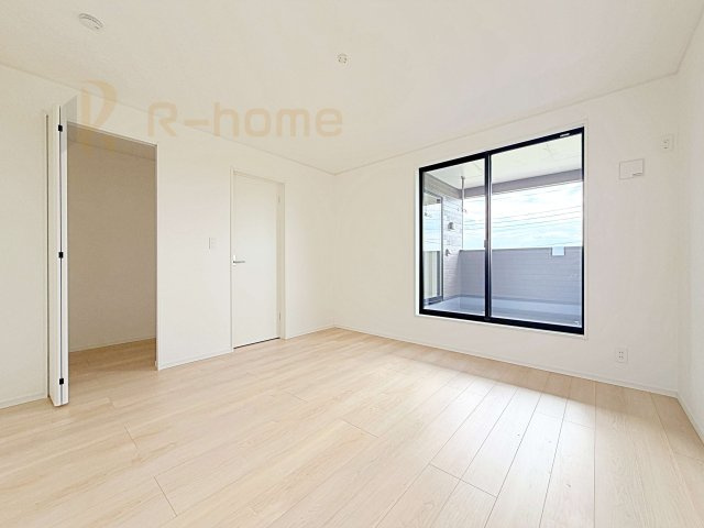 つくば市北中島第3　新築戸建て　1号棟の洋室|収納便利なウォークインクローゼット付きの洋室♪
明るく風通しの良いお部屋です♪
