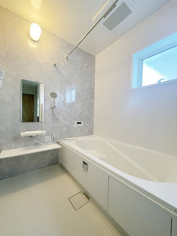 新築戸建・新築建売　福島市方木田字上原【長期優良住宅】吉井田小・福島一中の浴室|自然光が入る小窓付きのバスルーム♪物干し竿＆浴室乾燥で天気に左右されません♪